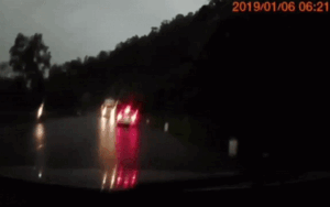 Container 'ôm cua' vừa nhanh vừa rộng, vẩy mạnh đuôi khiến chiếc ô tô ngược chiều đâm sầm qua vệ đường