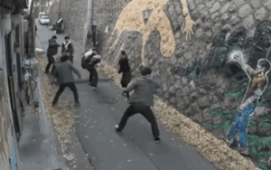 6 nam sinh lao vào trêu ghẹo cô gái trong ngõ vắng và cái kết khiến ai cũng há hốc mồm