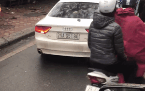 Tài xế lái xe Audi lấn làn trong giờ cao điểm bị các phương tiện khác phản ứng, ép xe đi lùi một đoạn dài