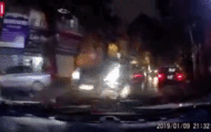 Xe 7 chỗ chạy ngược chiều đâm sầm vào ô tô khác rồi lách xe rời đi khiến nhiều người bức xúc