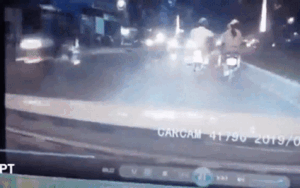 Say sưa bấm điện thoại khi ngồi sau xe máy, cô gái bất lực nhìn tên cướp giật tài sản rồi tẩu thoát