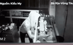 Tên trộm lấy áo sơ mi trùm kín mít mặt lẻn vào cửa hàng điện thoại trộm nhiều tài sản giá trị