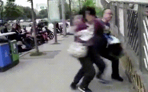 Gã đàn ông đánh phụ nữ dã man trên phố giữa ban ngày nhưng phản ứng của những người chứng kiến mới khiến dân tình bức xúc