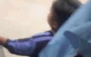 Cậu bé mới 11 tuổi đã đi làm phụ xe đứng sát mép cửa vẫy tay gọi khách khiến nhiều người không nén được cảm xúc