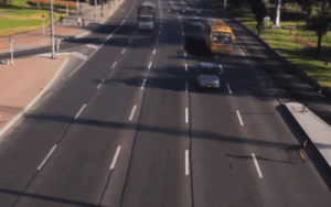 Thót tim cảnh nhào lộn trên đường, để xe chạy qua người mà không hề hấn và sự thật phía sau