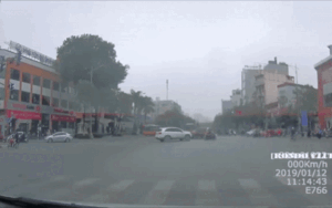 Sang đường ẩu, người phụ nữ chở theo con trai nhỏ va vào đầu ô tô ngã lăn ra đường và cách ứng xử gây chú ý của tài xế