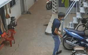 Mắt láo liên nhìn xung quanh, tên trộm mò vào tận dãy trọ rồi bẻ khóa dắt xe đi nhanh như chớp