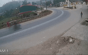 Rợn người 'khúc cua tử thần': Hàng chục xe máy cứ đi qua là ngã