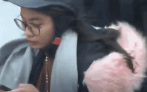 Cô gái xinh đẹp gác chéo chân, 1 tay lái xe 1 tay bấm điện thoại lia lịa khiến nhiều người khó chịu