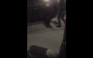 Va chạm giao thông, nam thanh niên đi SH và tài xế ô tô lao vào đánh nhau túi bụi mặc kệ mọi người can ngăn