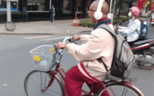 Clip người đàn ông vừa đi đường vừa hát ngêu ngao nhưng nhân vật phụ mới gây sốt hơn cả