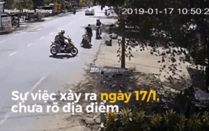 Vừa giật đồ xong, tên cướp đang bỏ chạy bất ngờ bị người phụ nữ băng qua đường chặn đầu xe ngã nhào