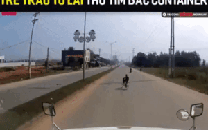 Toát mồ hôi cảnh cậu bé đi xe đạp đánh võng sang đường ngay mũi container và pha xử lý đỉnh cao của bác tài