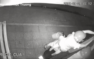 Đôi nam nữ trộm vặt trước cửa nhà dân nhưng lại khiến nhiều người phì cười vì màn bỏ chạy rón rén