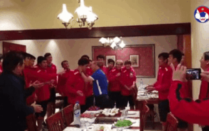 Nhân dịp sinh nhật lần thứ 24, Công Phượng được thầy Park Hang Seo hôn lên má khiến anh 'ngượng đỏ mặt'