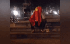 Bắt gặp thanh niên ngồi khóc dưới cờ Tổ quốc gần 1 tiếng đồng hồ sau khi đội nhà thua trận