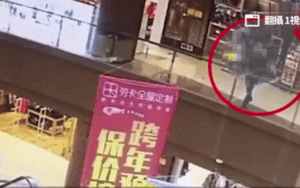 Không quen không biết, người đàn ông bất ngờ đẩy cô gái trẻ từ tầng 3 xuống vì nguyên nhân này