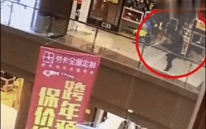 Người đàn ông ném bé gái từ tầng 3 trung tâm thương mại vì gặp áp lực muốn tự tử