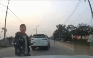 2 thanh niên điều khiển Fortuner hung hãn chặn đầu ô tô khác vì cho rằng mình bị ngáng đường