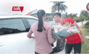 'Người con quốc dân' Phan Văn Đức tậu xế hộp tiền tỷ để chở mẹ đi chơi Tết khiến người hâm mộ xuýt xoa