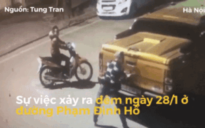 Clip 2 nam thanh niên ngang nhiên 'vặt' logo xe ô tô dừng ở lề đường gây bức xúc