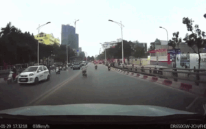 Hãi hùng clip ông chú 'cao hứng' đi ngược chiều lao thẳng đầu ô tô 7 chỗ, chiếc xe máy vỡ tan nát