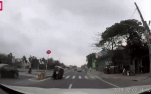 Ô tô đang lưu thông bất ngờ lật ngửa trên đường nhưng dân mạng lại phản ứng với hành động của tài xế ô tô chạy phía sau