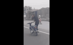 Clip nam thanh niên đầu trần 'làm xiếc' trên đường quốc lộ khiến nhiều người bức xúc