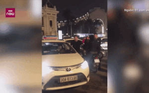 Tài xế  Mercedes lớn tiếng chửi bới, lao vào đấm đá tài xế taxi sau va chạm khiến nhiều người ngao ngán