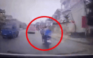 Chở theo bạn gái, thanh niên 'thích thể hiện' lạng lách vượt xe cùng chiều và cái kết kinh hoàng