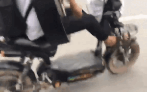 Clip: Bất chấp nguy hiểm, nam sinh buông tay lái đánh đàn guitar giữa đường bị cư dân mạng ném đá dữ dội