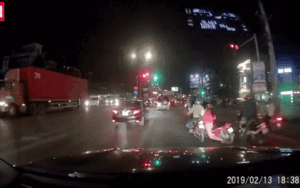 Đi song song 'chém gió rôm rả', hai cô gái nhận cái kết nhớ đời