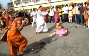 Nín thở xem cảnh người đàn ông bịt mắt cầm rìu bổ dừa đặt trên thân người