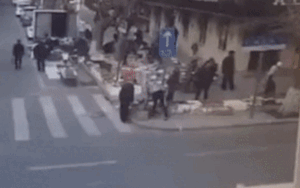 Xe máy đâm taxi, người ngồi phía sau bị hất văng lên không trung bay xa hơn 10 m