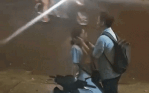 Nụ hôn vội vã giữa phố phường tấp nập đèn xe của đôi bạn trẻ trước lúc chia tay khiến nhiều người bất giác mỉm cười