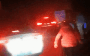 Cô gái quỳ lạy tài xế giữa đường và lý do phía sau khiến ai cũng xúc động