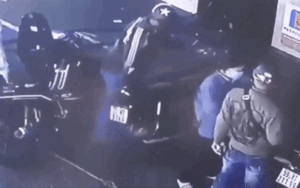 Clip nam thanh niên đấm bầm mặt nữ nhân viên cây xăng vì 'làm xăng tràn ra ngoài' gây bức xúc