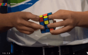 Cận cảnh màn xoay khối rubik chỉ trong 13s của nam sinh xứ Nghệ điển trai tại Đường lên đỉnh Olympia