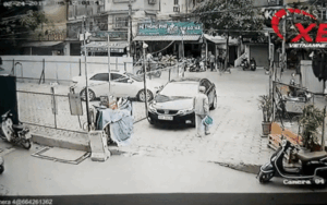 Cụ ông đi đổ rác tiện tay dùng vật nhọn rạch lên thân xe ô tô gây bức xúc