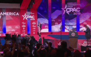 Ông Trump ôm cờ Mỹ trong bài phát biểu đầu tiên sau hội nghị với Kim Jong-un