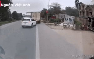 Tài xế container vượt ẩu khiến các phương tiện chạy ngược chiều hoảng sợ  tránh gấp