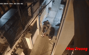 Người phụ nữ bị tên cướp đạp ngã sõng soài khi cố gắng giành lại chiếc ví vừa bị giật