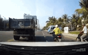 Phẫn nộ clip nam thanh niên chở cô gái cầm ném gạch vỡ kính ô tô tải đang chạy trên đường