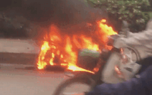 Xe máy bất ngờ bốc cháy khi đang lưu thông, tài xế vứt xe tháo chạy