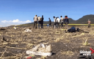 Ám ảnh hiện trường vụ rơi máy bay ở Ethiopia: Mảnh vỡ, quần áo cùng thi thể nạn nhân nằm rải rác