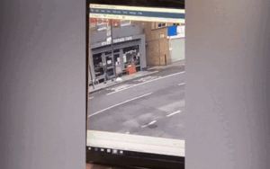 Đang đi bộ trên vỉa hè, người đàn ông suýt chết vì tai nạn 'từ trên trời rơi xuống'