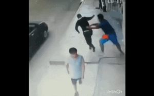 Kinh ngạc thanh niên cướp giật điện thoại rồi chui tọt vào xe ô tô đang chạy để tẩu thoát