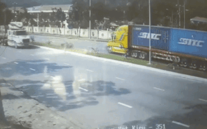 Dựng tóc gáy với pha thoát chết thần kỳ của nam thanh niên dưới gầm xe container