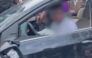 Nam thanh niên lái ô tô tông nát hàng loạt phương tiện rồi ôm vô lăng lắc lư như bị 'ngáo đá'