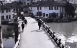 Cãi nhau, người đàn ông thẳng tay đẩy vợ xuống sông